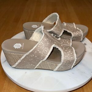 YELLOW BOX Bachiko Platform Sandal - Size 7.5